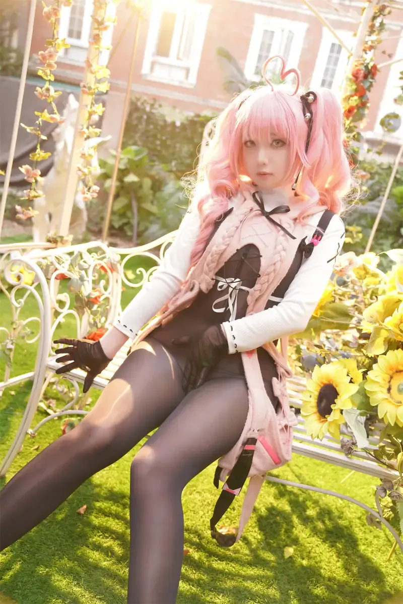 鱼子酱不能睡懒觉粉色双马尾造型坐在花架下的户外 cosplay 写真